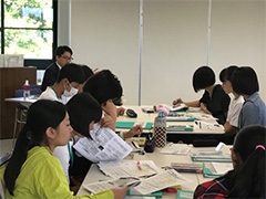 （写真1）国際協力局国別開発協力第一課の本岸課長補佐を講師として講義を行いました。