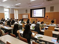 （写真1）国別開発協力第三課の豊田事務官を講師として講義を行いました。