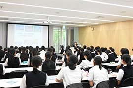 (写真1)国別開発協力第二課の中山事務官を講師として講義を行いました。