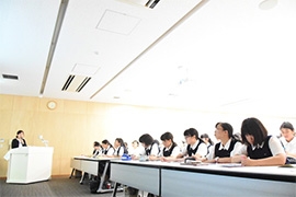 (写真2)今回の出前講座では,「日本のODA事業と国際社会における日本の役割 外務省で働くこと」というテーマで講義を行いました。