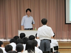 (写真1)国別開発協力第一課の下川事務官を講師として講義を行いました。