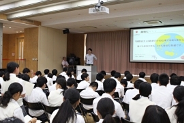 (写真2)今回の出前講座では「外務省と日本の国際協力について」というテーマで講義を行いました。