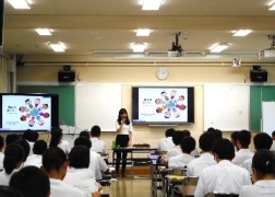 （写真2）今回の出前講座では，「日本の国際協力」というテーマで講義を行いました。