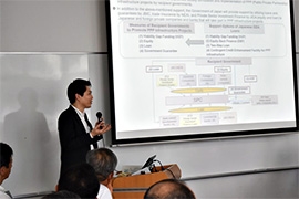 (写真1)国際協力局開発協力総括課の佐藤課長補佐を講師として講義を行いました。