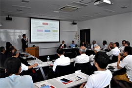 (写真2)今回の出前講座では,「日本のODAによるインフラ支援について」というテーマで講義を行いました。