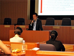 （写真1）国際協力局政策課（当時）の長野課長補佐を講師として当省で講義を行いました。