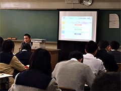 （写真1）国際協力局民間援助連携室の定本課長補佐を講師として講義を行いました。
