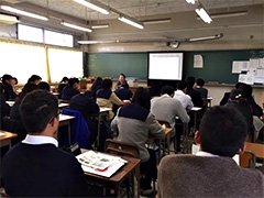 （写真2）今回の出前講座では，「日本の国際協力」というテーマで講義を行いました。