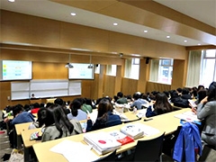 (写真1)国際協力局国別開発協力第二課(当時)の川畑事務官を講師として講義を行いました。
