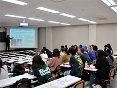 （写真1）国際協力局開発協力総括課の門脇事務官を講師として講義を行いました。