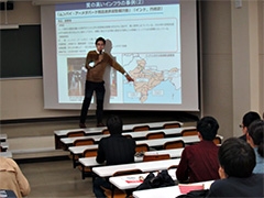 （写真2）今回の出前講座では，「日本のODAによるインフラ支援について　質の高いインフラの促進」というテーマで講義を行いました。