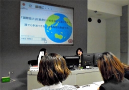 （写真1）国際協力局国別開発協力第三課の津村課長補佐を講師として講義を行いました。