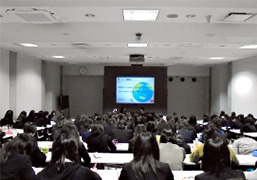 （写真2）今回の出前講座では，「日本の国際協力」というテーマで講義を行いました。