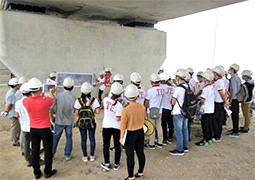 (写真4)ベトナム大学生向け見学会の開催【写真提供:三井住友建設(株)】