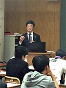 （写真2）今回の出前講座では，「医師が外交官として働く」というテーマで講義を行いました。