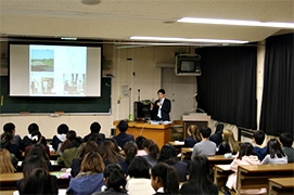 （写真1）国際協力局緊急・人道支援課の小暮課長補佐を講師として講義を行いました。