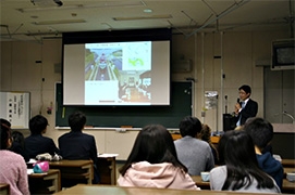 （写真2）今回の出前講座では，「外交官の仕事　日本の国際協力」というテーマで講義を行いました。