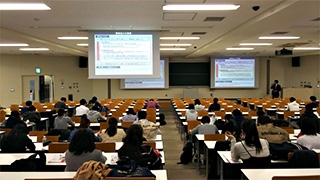 （写真2）今回の出前講座では，「日本の開発協力」というテーマで講義を行いました。