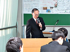 (写真1)国際協力局開発協力企画室の小林室長を講師として講義を行いました。