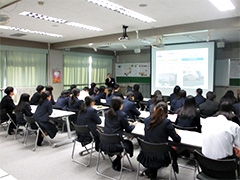 (写真2)今回の出前講座では,「日本の国際協力」というテーマで講義を行いました。