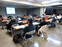 （写真1）国際協力局事業管理室の児玉経済協力専門員を講師として講義を行いました。