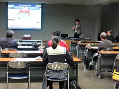 （写真2）今回の出前講座では，「ODA総論及びJICAボランティアについて」というテーマで講義を行いました。