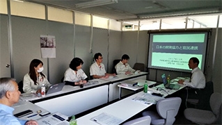 (写真)国際協力局開発協力総括課の杉原上席専門官を講師として講義を行いました。