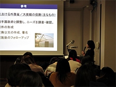 (写真1)国際協力局国別開発協力第二課の椿本主査を講師として講義を行いました。
