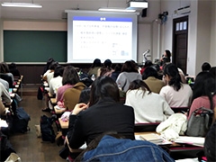 (写真2)今回の出前講座では,「日本のODAと南アジアにおける協力」というテーマで講義を行いました。