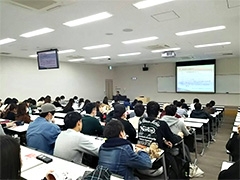 (写真1)国際協力局政策課の西ヶ廣課長補佐を講師として講義を行いました。