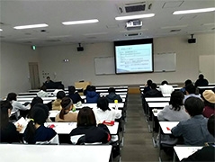 (写真2)今回の出前講座では,「日本の開発協力について」というテーマで講義を行いました。