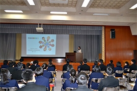 （写真2）今回の出前講座では，「日本の国際協力」というテーマで講義を行いました。