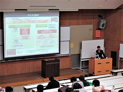 (写真)国際協力局国別開発協力第一課の松岡課長補佐を講師として講義を行いました。