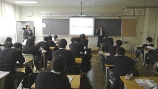 （写真）国際協力局緊急・人道支援課の松本主査を講師として講義を行いました。