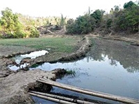 （写真2）湧き出す水を貯水している