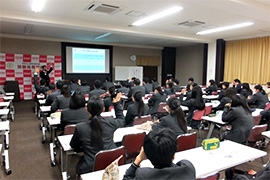 （写真2）「日本の国際協力と国際社会における日本の役割　外務省で働くこと」というテーマで講義を行いました。