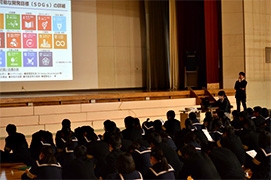 （写真2）「日本の国際協力」というテーマで講義を行いました。