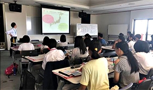(写真1)国際協力局国別開発協力第一課の大石開発政策上級専門員を講師として講義を行いました。