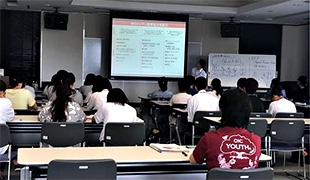 (写真2)「日本の国際協力 ミャンマーとラオスに対する国際協力を中心に」というテーマで講義を行いました。