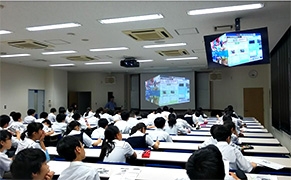 (写真2)「中学生が学ぶ初めてのODA」というテーマで講義を行いました。