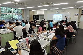 (写真1)国際協力局国別開発協力第一課の名和研究調査員を講師として講義を行いました。