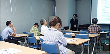 （写真）国際協力局気候変動課の前田課長補佐を講師として講義を行いました。