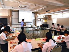(写真1)国際協力局民間援助連携室の中房課長補佐を講師として講義を行いました。