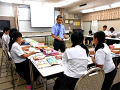 (写真2)「中学生にもできる国際協力」というテーマで講義を行いました