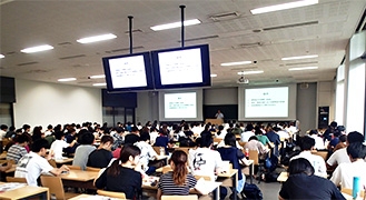 (写真1)国際協力局地球規模課題総括課の小宮課長補佐を講師として講義を行いました。