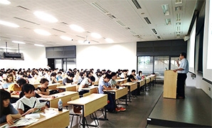 (写真2)「ODA総論 食料・農業分野を中心に」というテーマで講義を行いました。