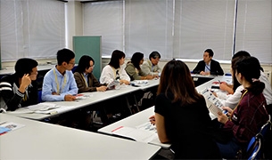 (写真1)国際協力局政策課の西ヶ廣課長補佐を講師として講義を行いました。