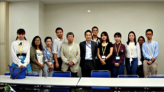 (写真2)「ODA総論(Development Cooperation of Japan)」というテーマで講義を行いました。