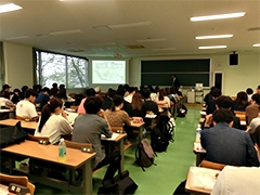 (写真1)国際協力局国別開発協力第一課の谷本企画官を講師として講義を行いました。