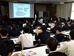 (写真2)「SDGsについて」をテーマに講義を行いました。